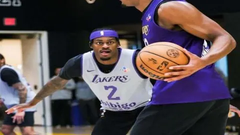 中国速度滑冰队在国际滑联世界杯首站夺金，央视新闻客户端实时播报