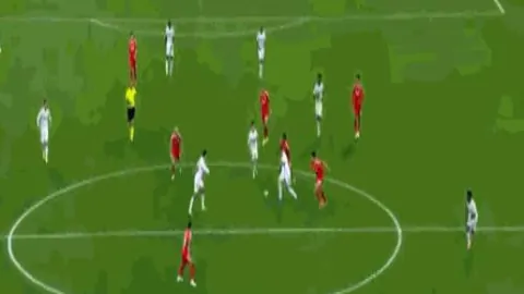 中国女足惜败朝鲜女足，队员泪洒绿茵场